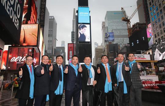 8、中通快遞上市代表團(tuán)隊(duì)在紐約時(shí)報(bào)廣場(chǎng)合影1_副本.jpg 8、中通快遞上市代表團(tuán)隊(duì)在紐約時(shí)報(bào)廣場(chǎng)合影1_副本.jpg