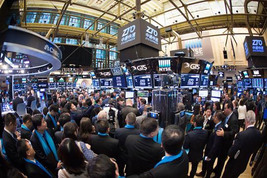 6、中通快遞赴美上市,“中通藍(lán)”閃耀全場(chǎng)_副本.jpg 6、中通快遞赴美上市,“中通藍(lán)”閃耀全場(chǎng)_副本.jpg