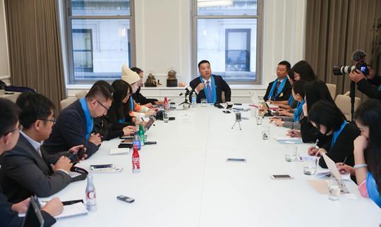 7、中通快遞董事長(zhǎng)賴梅松在媒體溝通會(huì)上回答媒體提問_副本.jpg 7、中通快遞董事長(zhǎng)賴梅松在媒體溝通會(huì)上回答媒體提問_副本.jpg